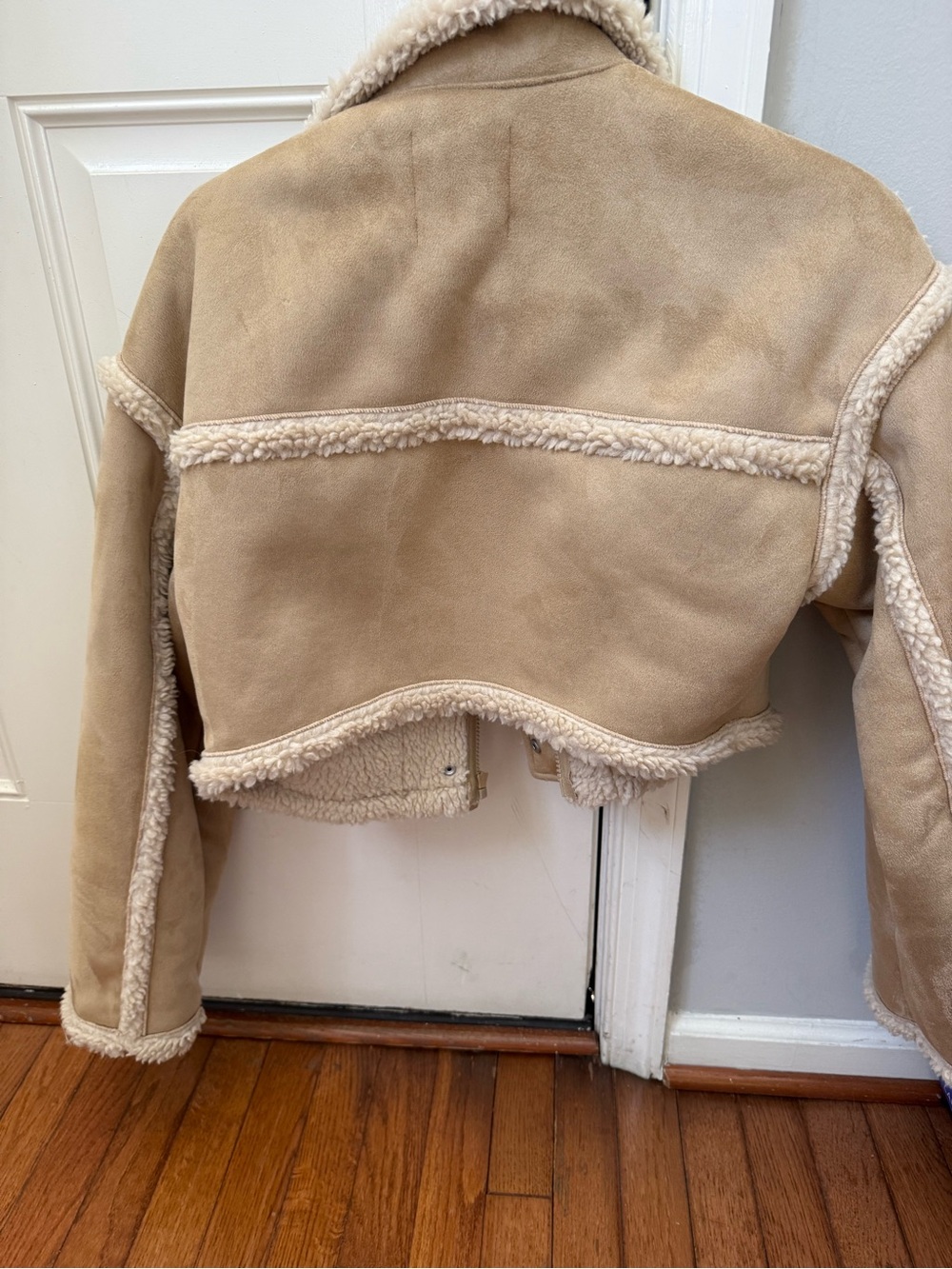 [AVAILABLE IN AUG.] alo Faux Shearling Snowfall Cropped Jacket - Picture 5 of 5